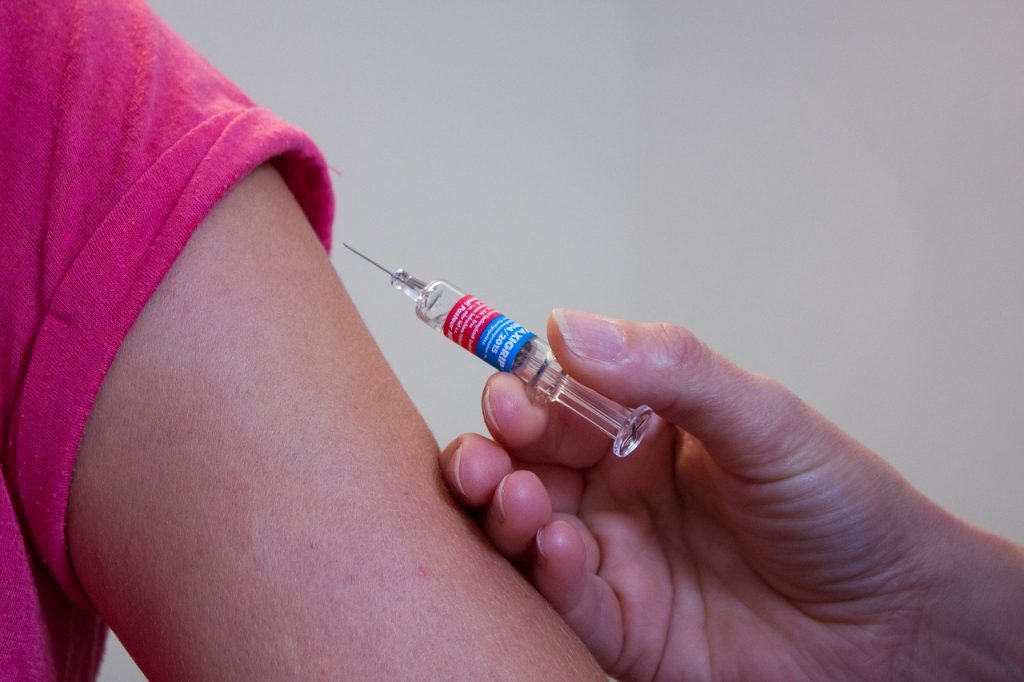 Vaccini, tra paura e disinformazione: in Italia calano del 95% quelli obbligatori