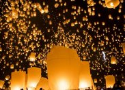 La notte delle lanterne volanti: San Silvestro incendiata dai lumini di carta di riso