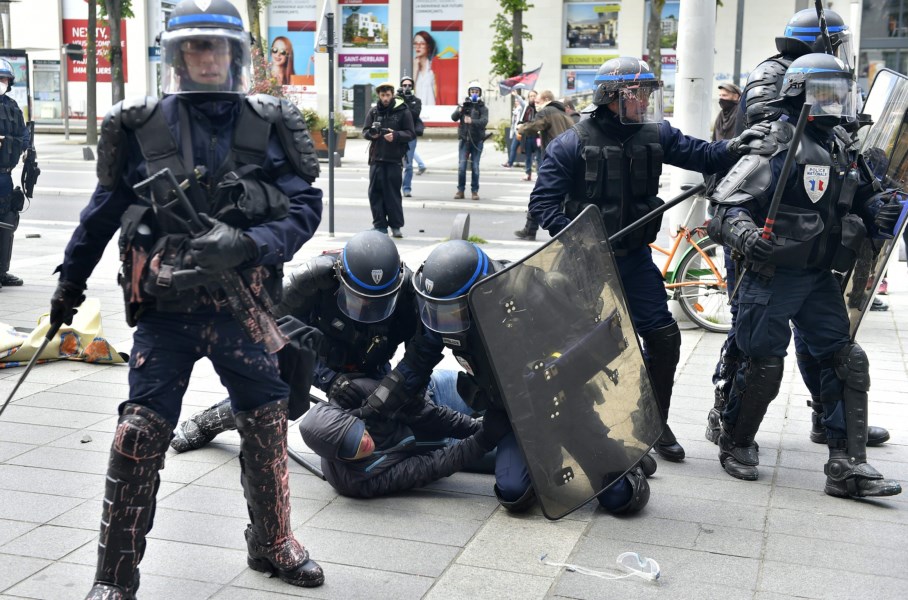 Francia, polizia sotto accusa: i numeri della strage senza responsabili
