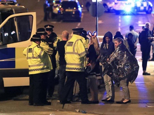 Terrorismo, a Manchester la strage dei teenager: attacco all’Arena durante concerto