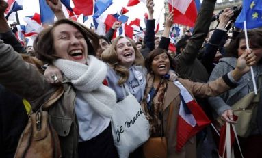 L'inno alla gioia davanti al Louvre, la festa di Macron /FOTO