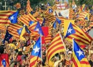 La Catalogna dichiara un'indipendenza che non realizzerà