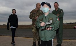Simon, malato di leucemia, a 7 anni avvera il suo sogno: salire su elicottero dell'Esercito