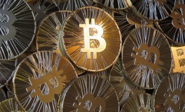 Bitcoin, crollo del 40%: scoppio di una bolla?
