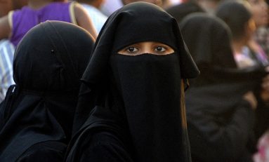 Università tedesca insegna come indossare il burqa e scoppia il putiferio