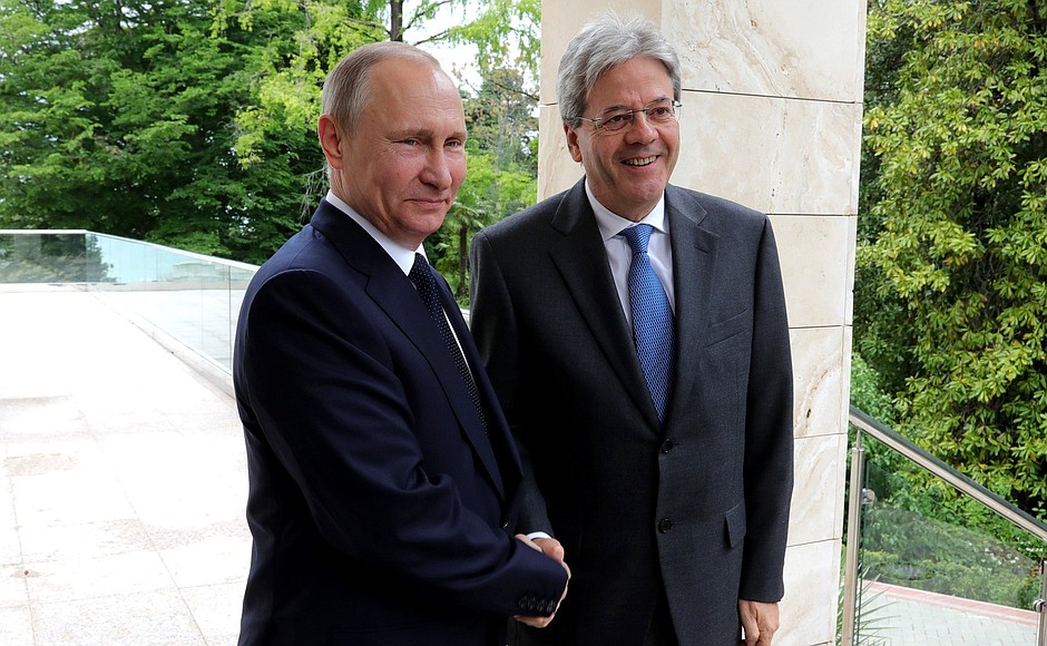 Gentiloni espelle diplomatici russi senza avere il “consenso” degli italiani