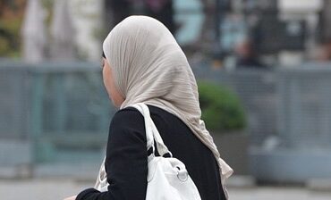 Germania, tribunale del lavoro vieta a musulmana di insegnare con il velo