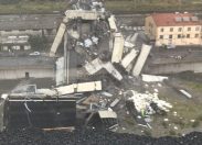 Tragedia a Genova, crolla un ponte: decine di vittime