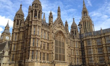Londra: alla guida di un'auto falcia i pedoni a Westminster