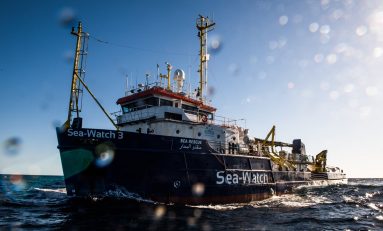 Migranti, Sea Watch 3 forza il blocco e entra in acque italiane