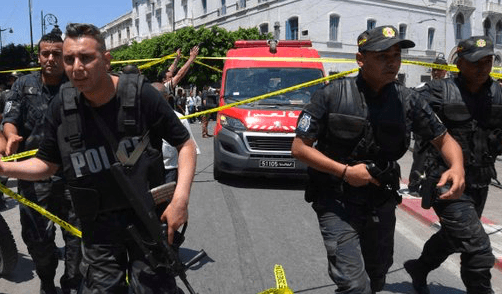 Tunisi, due attentati in pieno centro: morto un poliziotto