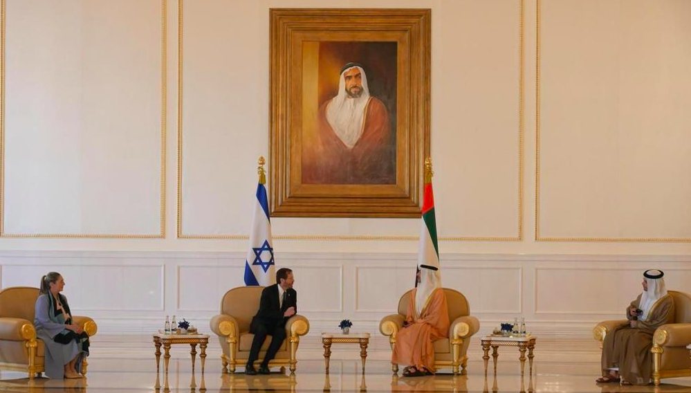 Il Presidente israeliano sbarca negli Emirati Arabi: storico incontro tra Herzog e bin Zayed