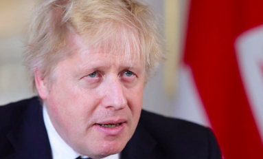 Boris Johnson spedisce in Ruanda i migranti illegali
