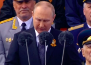 Putin dalla Piazza Rossa balbetta, mentre Kiev è come Hollywood