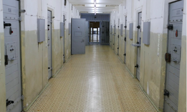 Napoli: garantiva i diritti ai detenuti, ma pare pure droga e cellulari