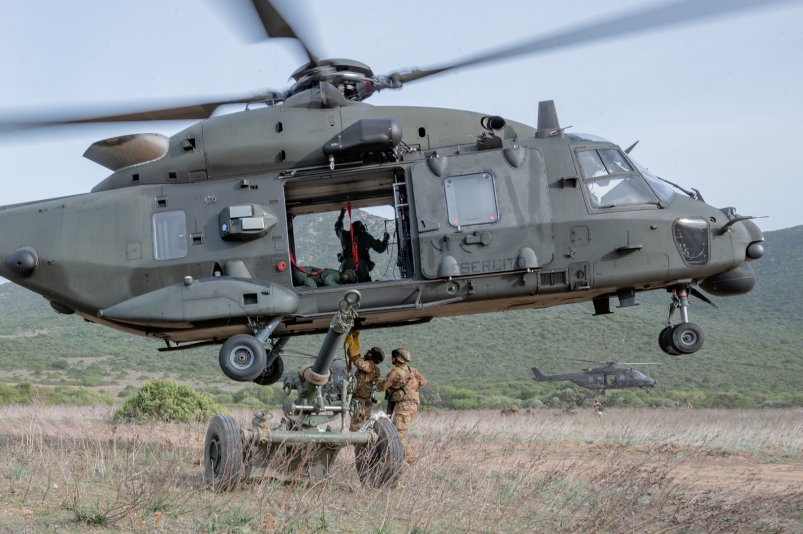 Foto: elicottero NH - 90 dell'AVES impegnato nell'esercitazione CAEX II:2022. Fonte: Esercito)